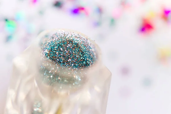 Ljusa Kosmetiska Glitter Transparent Burk Mot Suddig Bakgrund Från Glitter — Stockfoto
