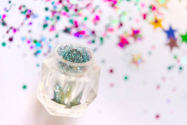 Helle Kosmetik Glitzert Durchsichtigem Glas Vor Einem Verschwommenen Hintergrund Aus — Stockfoto