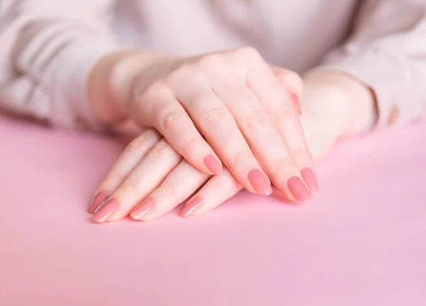 Kobiece Ręce Różowym Tle Piękne Zadbane Dłonie Klasycznym Manicure — Zdjęcie stockowe