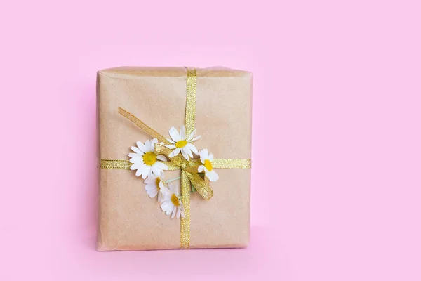 Regalo Una Caja Atada Con Una Cinta Dorada Ramo Margaritas — Foto de Stock