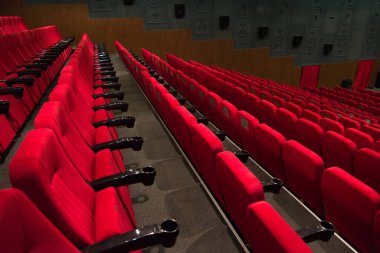 Kırmızı kadife koltuklu boş bir sinema odası. Boş sinema.