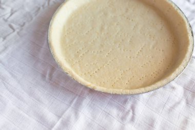 Turta boş - yuvarlak biçimde pişirmeden önce kurabiye hamuru