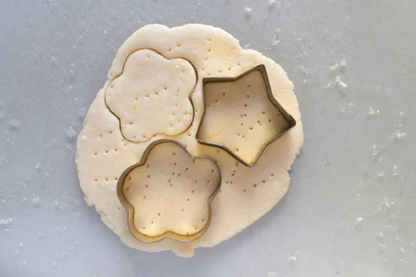 Μπισκότα Ψωμιού Μικρού Μήκους Ένα Τραπέζι Καλούπια Κοπής Κύβων — Φωτογραφία Αρχείου