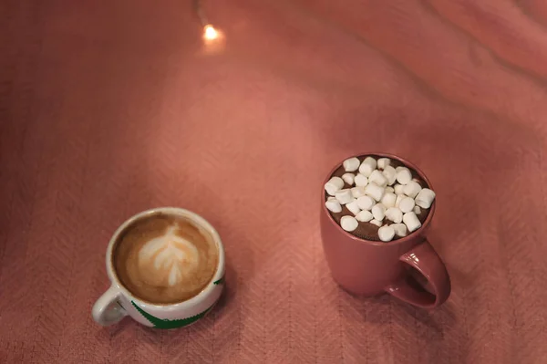 Filiżanka Kawy Piankami Różową Kratą — Zdjęcie stockowe