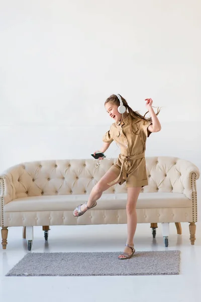Дівчина Танцює Палко Портрет Веселої Дівчини Стильному Коричневому Комбінезоні Слухає — стокове фото