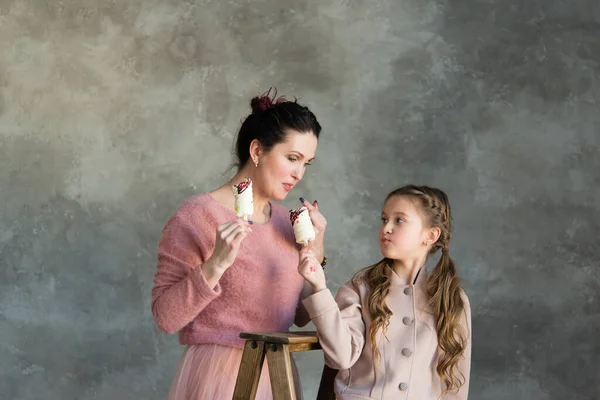 Мати Дочка Їдять Торти Кімнаті Сірому Фоні — стокове фото