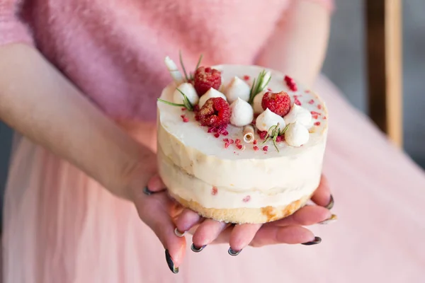 Mulher Segurando Bolo Framboesa Recheado Com Chantilly — Fotografia de Stock