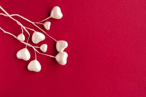 Kırmızı Arka Planda Bir Sürü Kalbi Olan Sevgililer Günü Afişi — Stok fotoğraf