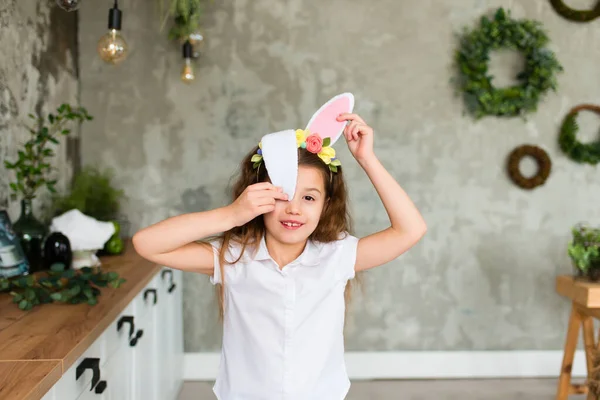 Ένα Μικρό Χαριτωμένο Κορίτσι Αυτιά Κουνελιού Στέκεται Στην Κουζίνα Ενώ — Φωτογραφία Αρχείου