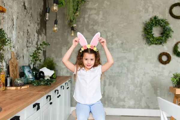 Malá Roztomilá Dívka Králičími Ušima Stojí Kuchyni Připravuje Velikonoční Oslavu — Stock fotografie