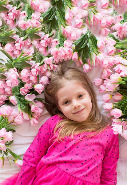 Portré Egy Aranyos Kislányról Rózsaszín Ruhában Virágokkal Virágos Lány Anyák — Stock Fotó