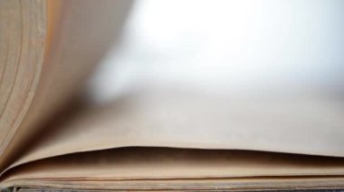 Yükseltilmiş sayfaları olan açık bir kitap. Bilginin ve bilgeliğin gücü