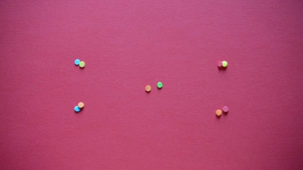 彩色糖果的背景 彩虹顶盖的冰淇淋和蛋糕 — 图库视频影像