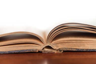 Yükseltilmiş sayfaları olan açık bir kitap. Bilginin ve bilgeliğin gücü. Metnin için yer.