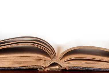 Yükseltilmiş sayfaları olan açık bir kitap. Bilginin ve bilgeliğin gücü. Metnin için yer.
