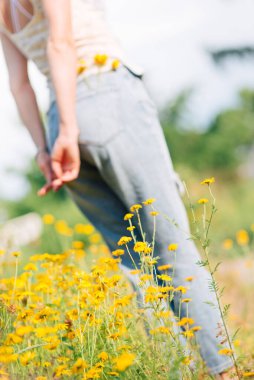 Kadın parkta yürüyor. Yaz manzarası.