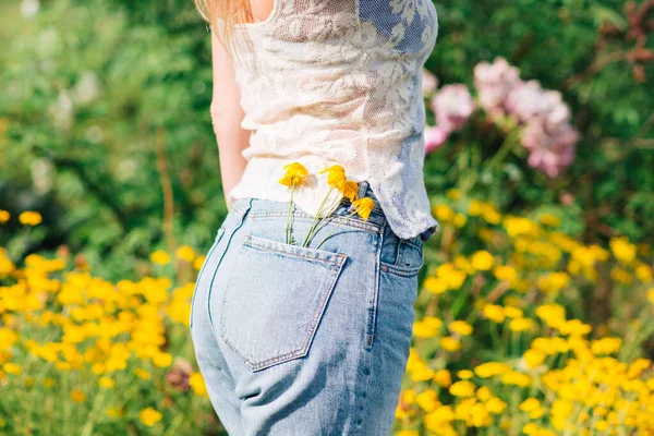 女が公園を歩く 夏の風景 — ストック写真