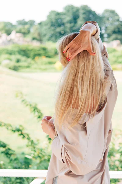 Een Vrouw Loopt Het Park Zomer Landschap — Stockfoto