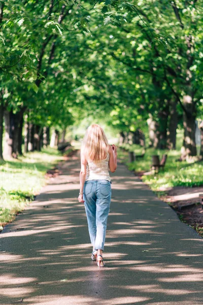 Frau Geht Durch Den Park Sommerlandschaft — Stockfoto