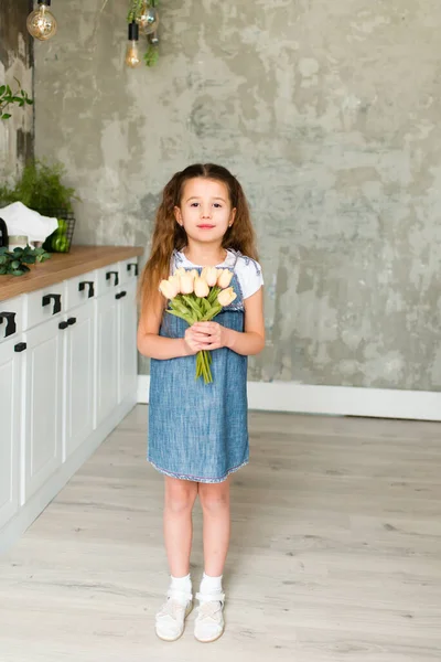 Retrato Uma Menina Bonito Com Flores Vestido Ganga Azul Retrato — Fotografia de Stock