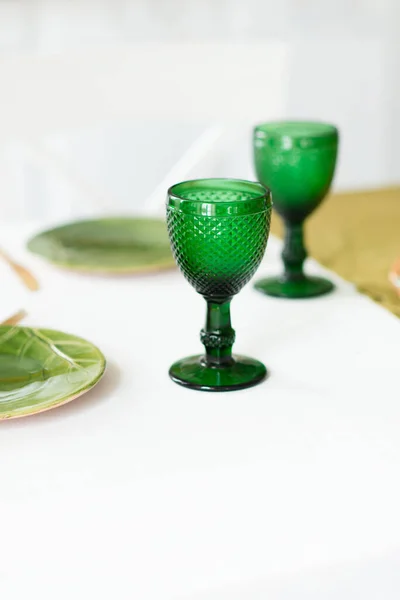 Copas Vino Cristal Verde Cuadro Configuración —  Fotos de Stock