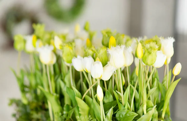 Kytice Tulipánů Stole Velikonoční Jarní Karta — Stock fotografie