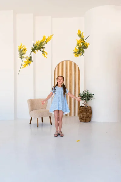 Портрет Маленької Дівчинки Букетом Весняних Жовтих Квітів Дівчина Блакитній Сукні — стокове фото