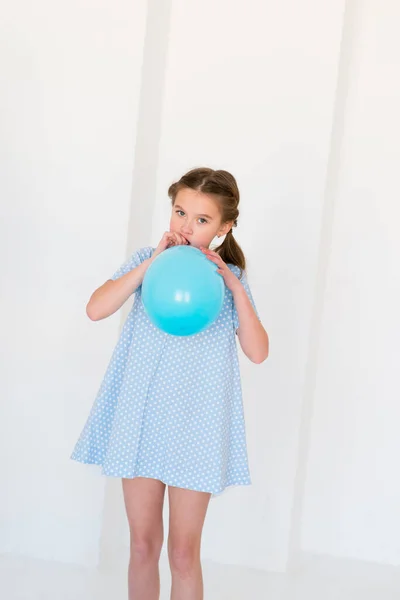 Дитяча Маленька Дівчинка Блакитній Сукні Надуває Повітряну Кулю — стокове фото