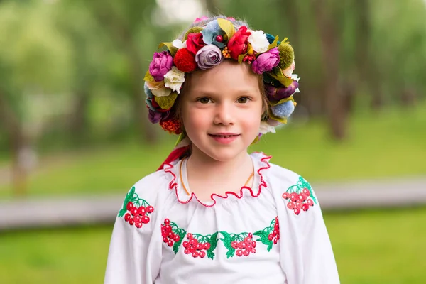 緑の背景にウクライナの民族衣装で楽しい若い女の子の肖像画 — ストック写真