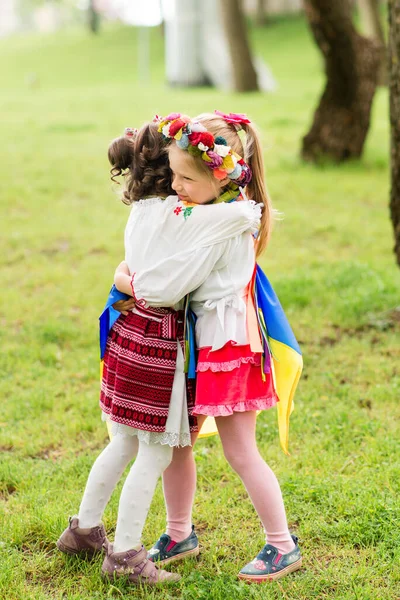 Две Маленькие Девочки Национальной Украинской Одежде Вышитые Рубашки Держат Флаг — стоковое фото