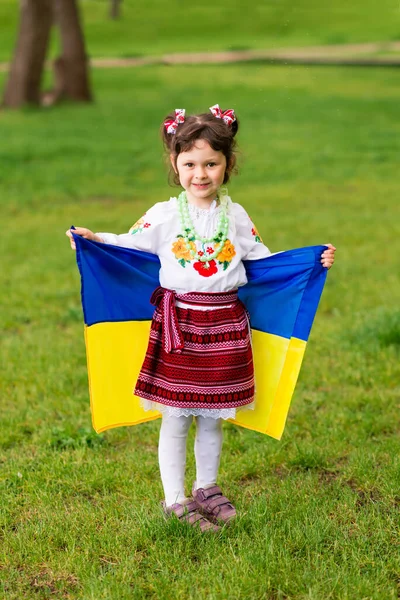 拿着乌克兰国旗的女孩她穿着绣花衬衫 头上戴着花环 乌克兰民族服装 — 图库照片
