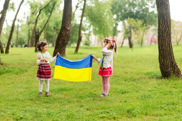 Дві Дівчинки Національному Українському Одязі Вишиті Сорочки Тримають Прапор України — стокове фото