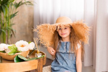 Hasır şapkalı küçük neşeli kız 