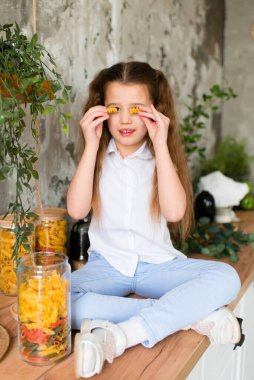 Kız mutfaktadır. İçinde makarna var.. 