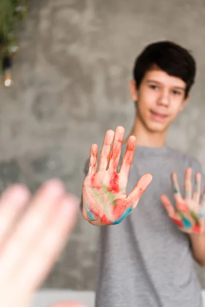 Tiener Jongen Tekent Met Verf Handen Verf — Stockfoto