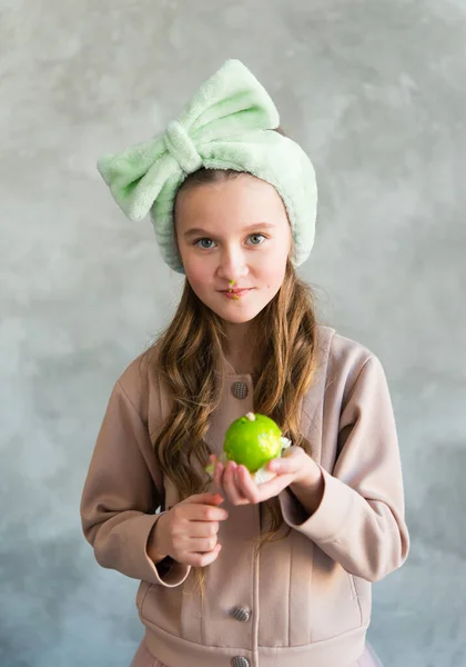 Όμορφο Παιδί Κρατά Ένα Μικρό Κέικ Μορφή Πράσινου Μήλου Κομψά — Φωτογραφία Αρχείου