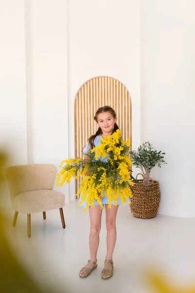 Портрет Маленької Дівчинки Букетом Жовтих Квітів Дівчина Блакитній Сукні Світлий — стокове фото