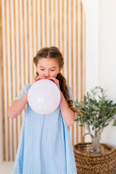 Μικρό Κοριτσάκι Ένα Μπλε Φόρεμα Φουσκώνει Ένα Μπαλόνι — Φωτογραφία Αρχείου