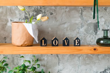 Ev dekoru. Laleli beyaz vazo. Tahta arka planda aşk mektupları 