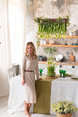 Güzel, mutlu, çiçekli bir kadın. 