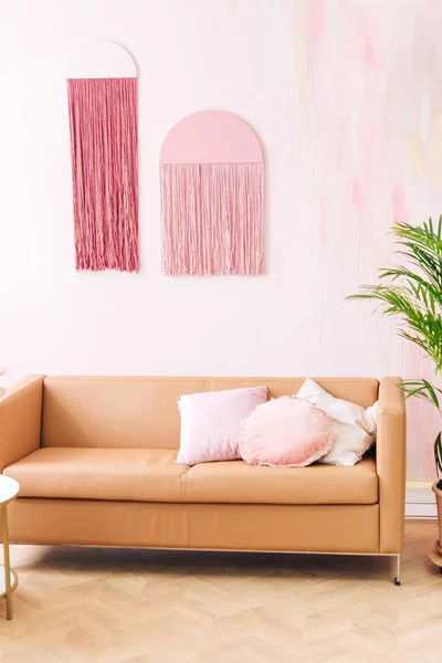 Detalle Sala Sofá Beige Claro Paredes Con Decoración Rosa — Foto de Stock