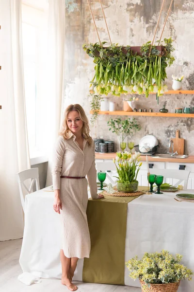 Güzel, mutlu, çiçekli bir kadın. 