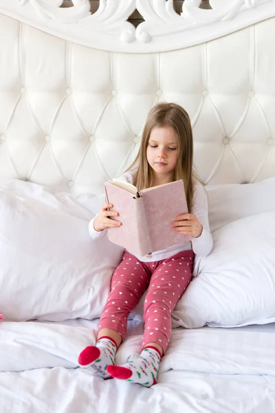 Маленькая Девочка Лежит Постели Читает Книгу — стоковое фото