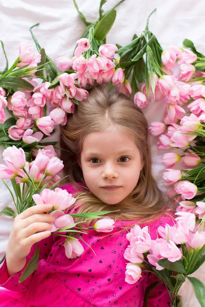 Pembe Elbiseli Küçük Bir Kızın Portresi Çiçekli Kız Anneler Günü — Stok fotoğraf