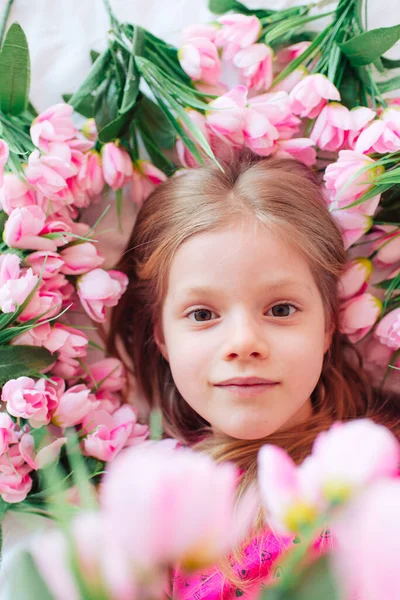 Портрет Милої Дівчинки Квітами Рожевій Сукні Дівчинка Квітах День Матері — стокове фото