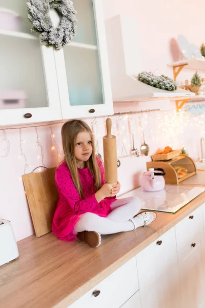 Menina Cozinha Com Rolo Para Rolar Massa — Fotografia de Stock