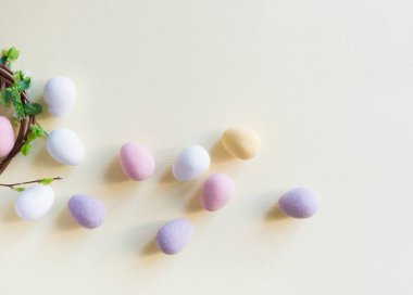 Renkli Paskalya yumurtaları, şık, açık bir arka planda. Minimum konsept. Metin için kopyalama alanı olan kart.