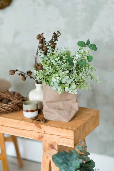 Bodegón Con Flores Verdes Envases Artesanales Detalles Interiores — Foto de Stock