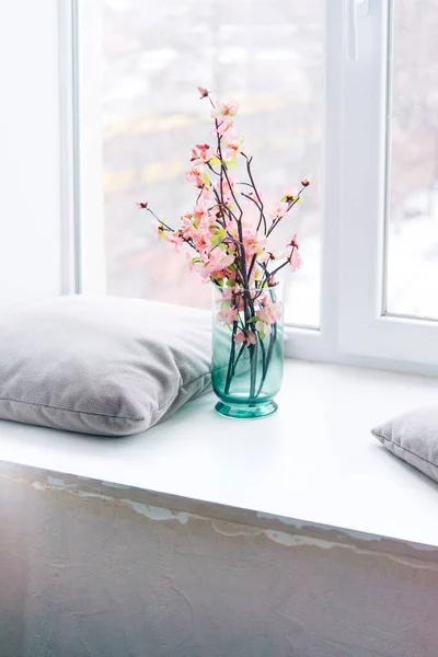 Zachte Huisdecoratie Glazen Kan Vaas Met Witte Roze Mooie Bloemen — Stockfoto