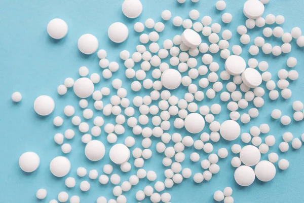 Pílulas Brancas Fundo Pastel Azul Comprimidos Redondos Ervilhas Perto Cuidados — Fotografia de Stock